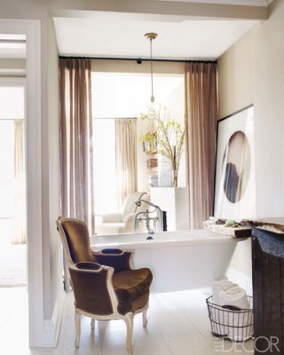 05-keri-russell-bathroom